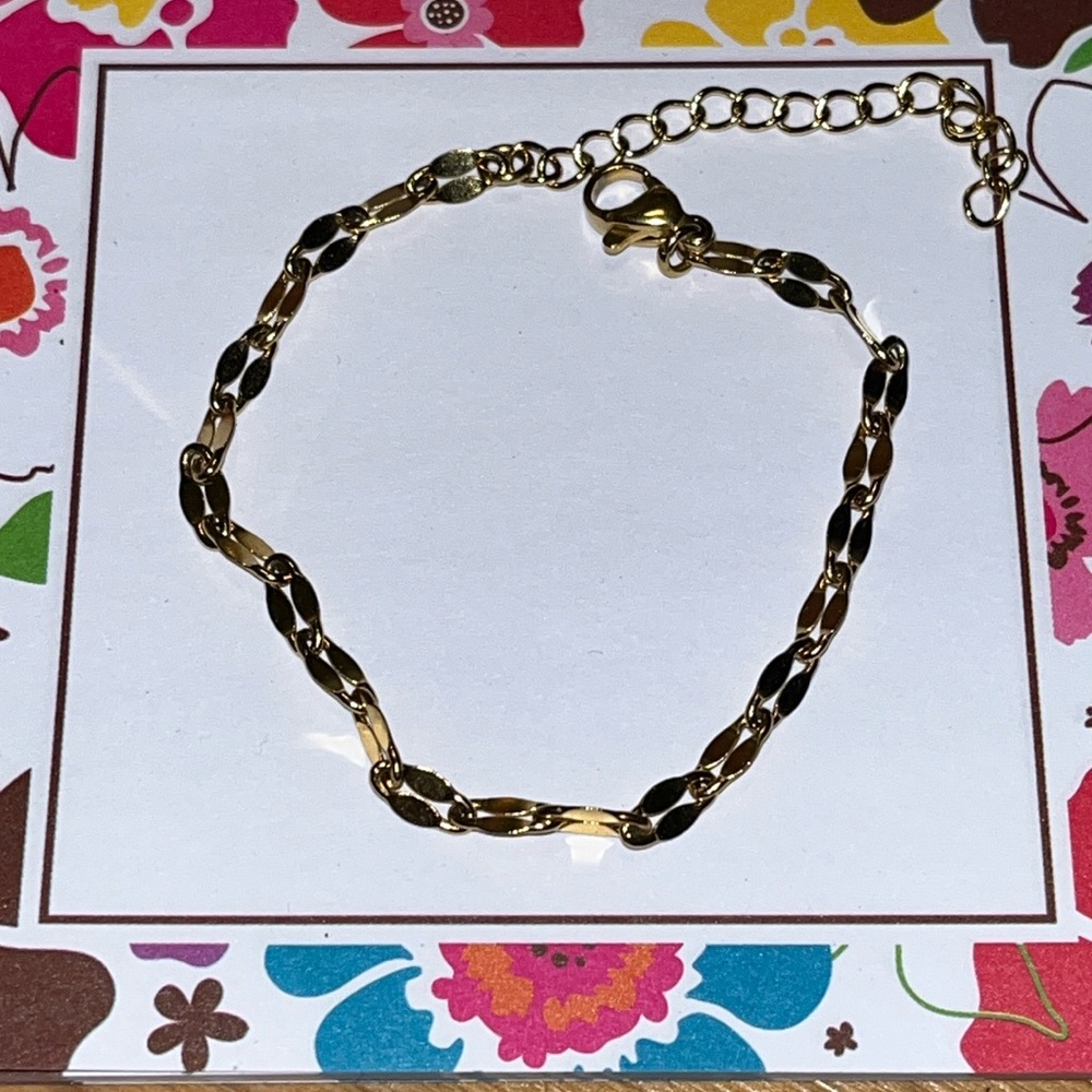 Delicate gold tone bracelet.